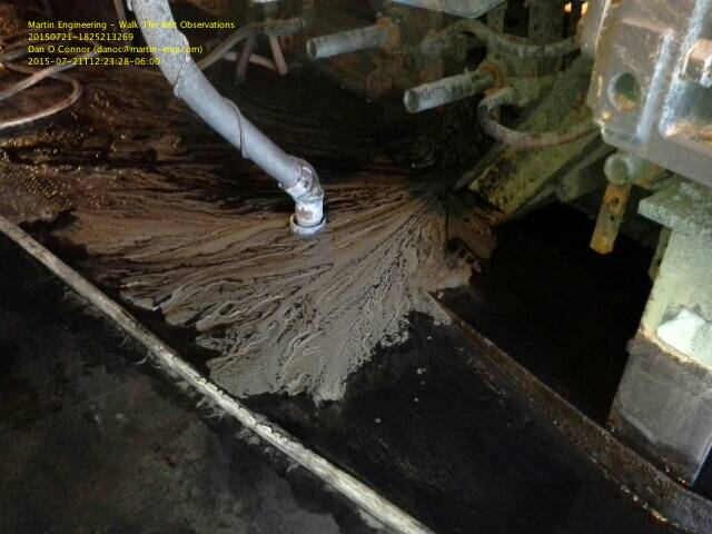 為解決傳送帶上的回運(yùn)物料問題，技術(shù)人員安裝了 CleanScrape? 清掃器。